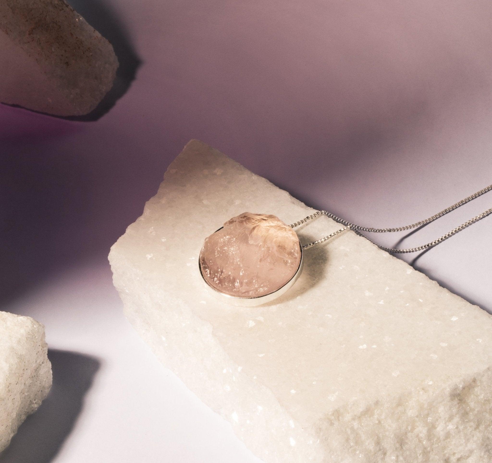 Quartzo Rosa: amor próprio, sensibilidade, autoconhecimento, aceitação, autoconfiança e o equilíbrio do corpo e da mente. - Alke