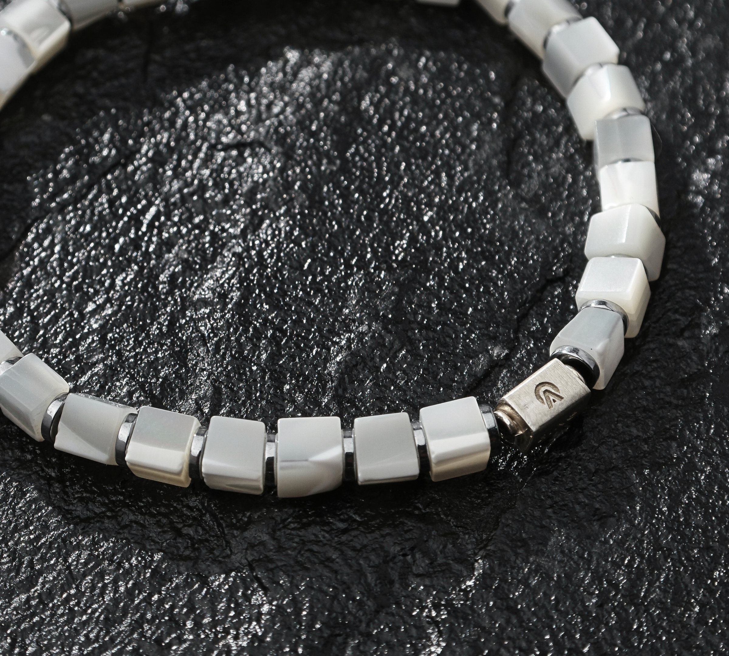 Pulseira Madrepérola Cubo (4mm)